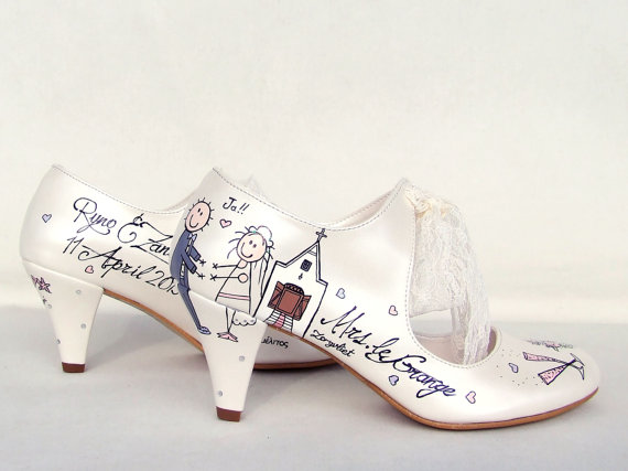 Свадьба - Cartoon Bride and Groom&the Wedding Chapel - Customized Bridal Shoes