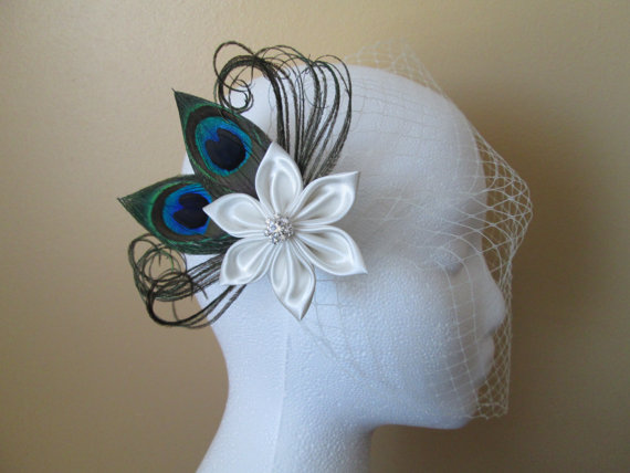 Свадьба - Peacock Bridal Hair Fascinator, Ivory Wedding Hair Kanzashi Flower, Birdcage Veil, Wedding Head Piece, Bridal Feather Hair Accessory