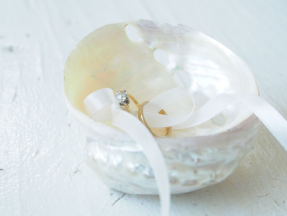 Mariage - Shell Ring Pillow Wedding, Beautiful White Mother of Pearl Sea Inspired Ring Bearer Dish, ivory, Mermaid Summer Spring Wedding, Ocean Beach