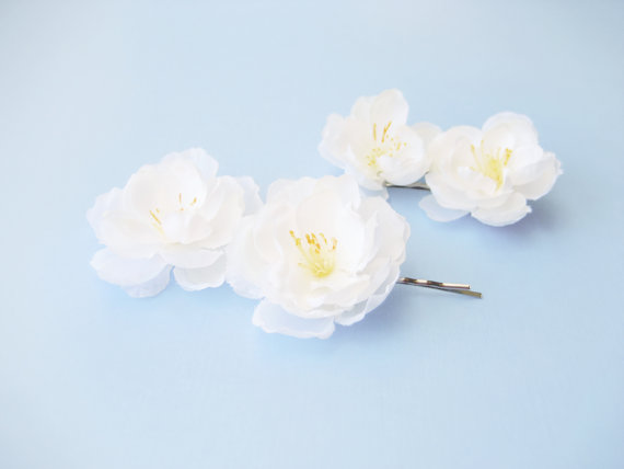 Свадьба - White flower bobby pins, Wedding hair accessories, Bridal accessory, Floral hair pins - BLOSSOM