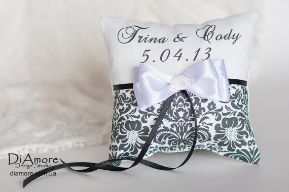 Mariage - DAMASK black and white ring bearer pillow / names, wedding date / Customizable Personalized Wedding Ring Pillows / black and white