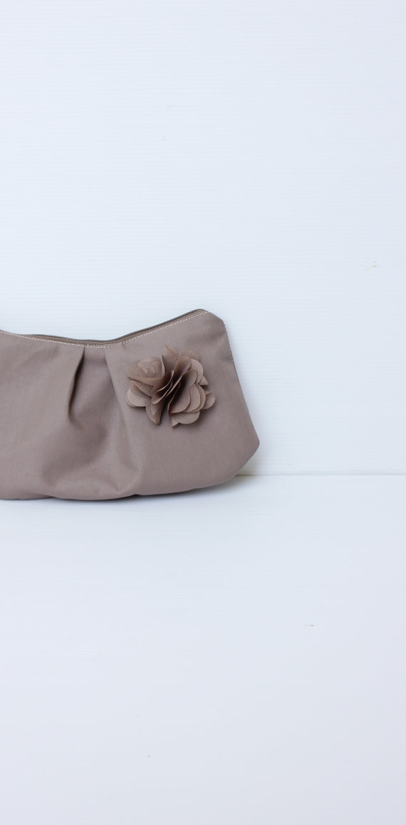Свадьба - Simple Bridal Wedding Bridesmaid Clutch, Taupe Brown, Zippered Wedding Bridal Purse, Bridesmaid Gift, Pleated Cotton Clutch