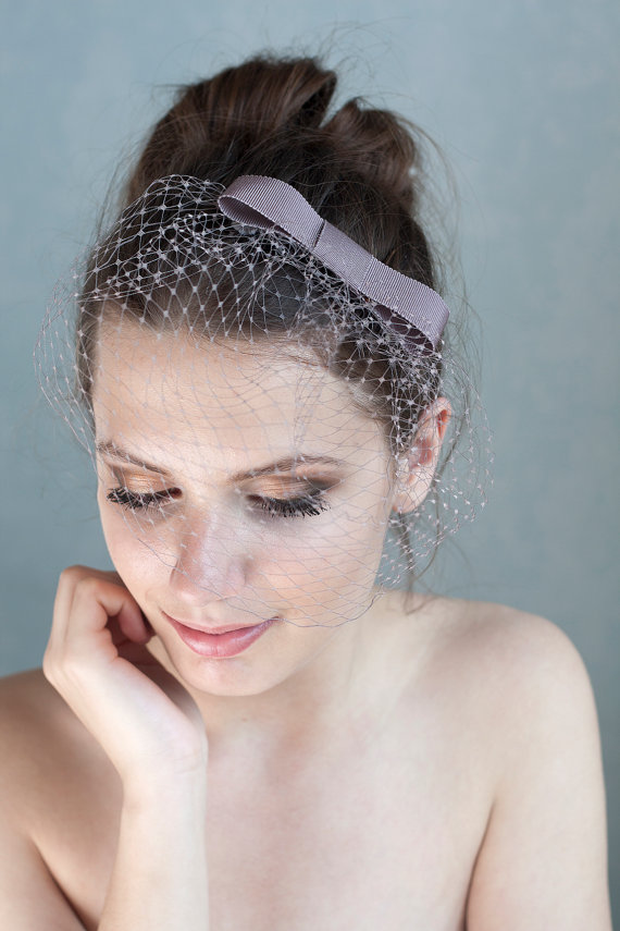 Mariage - Taupe birdcage veil with bow, taupe bridesmaid birdcage on a headband, wedding  veil Audrey Hepburn