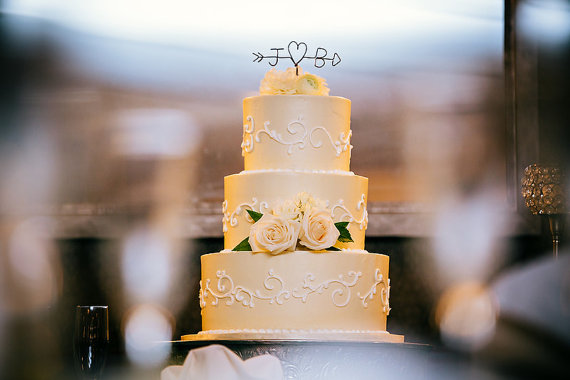 زفاف - Wedding Cake Topper - Wire Cake Topper - Arrow & Initials Cake Topper - Personalized Cake Topper - Rustic Chic - Name Cake Topper