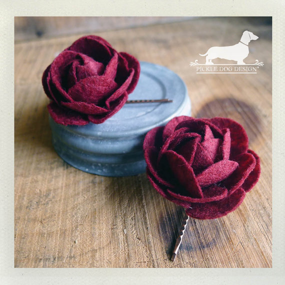 Свадьба - CLEARANCE! Red Roses. Flower Hairpins (Set of 2) -- (Wine, Felt, Romantic, Wedding, Hair Accessory, Gift For Her Under 5, Summer, Rose)