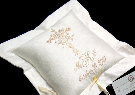 زفاف - Silk Ring Bearer Pillow, Ring Pillow, Cross monogram and wedding date, Wedding Ring Pillow, Style 4210