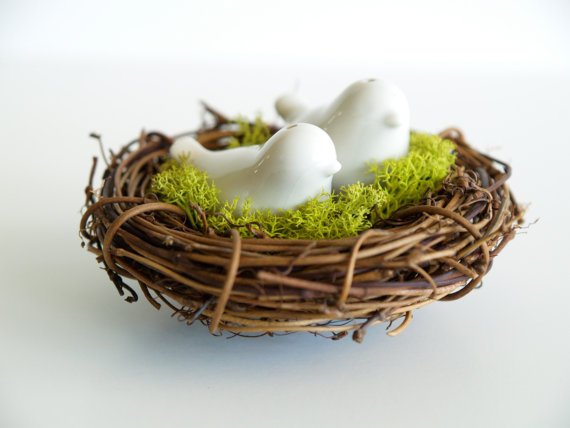 زفاف - Wedding Table Decorations, Bird Salt and Pepper shakers in a mossy vine nest, woodland wedding, white love birds