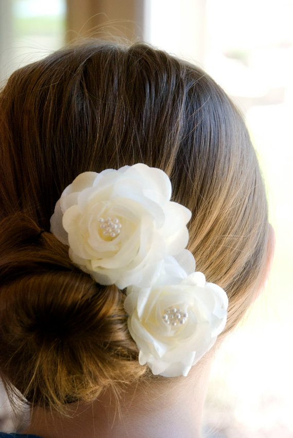 Mariage - Wedding Hair Flowers Bridal hair piece Ivory flower hair pins includes 2 hair pin or on ALLIGATOR CLIPS