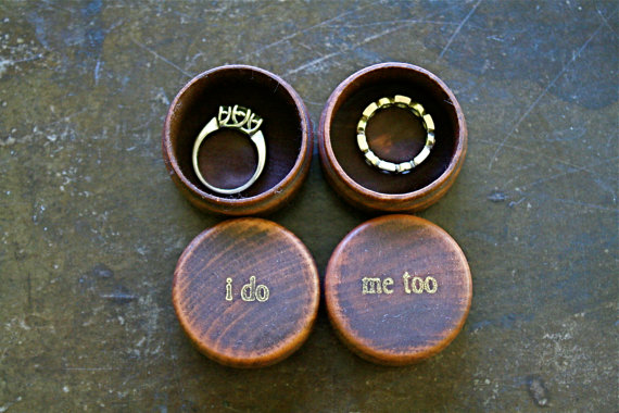 زفاف - Wedding ring box set. Tiny round ring boxes, ring bearer accessory, ring warming. Pair of pine ring boxes with I Do, Me Too design in gold.