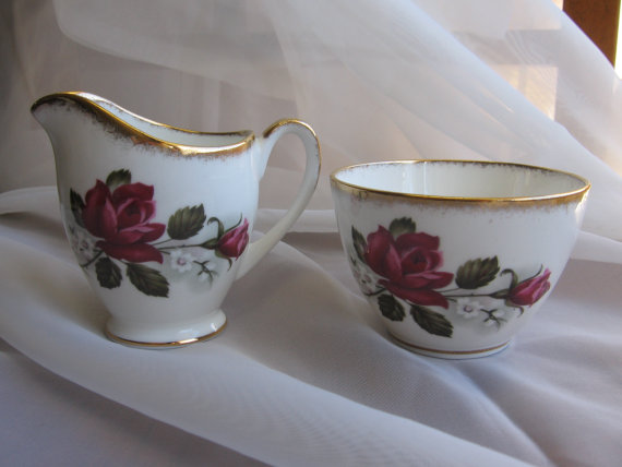 Hochzeit - Burgandy Red Rose ROYAL IMPERIAL Bone China Gold Daub Trim Cream & Open Sugar Bowl England