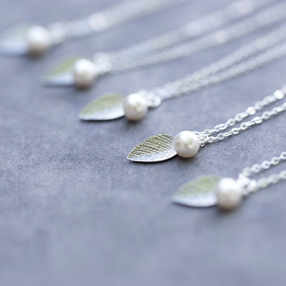 Mariage - Bridesmaid Gift Set of 5, Pearl and Leaf Bridesmaids Necklaces, Nature, Leaves Bridal Party Jewelry