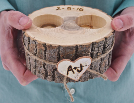 Свадьба - Personalized WOODEN Ring Holder - Ring Bearer - White Ash Wood - Rustic Country Wedding - Brown