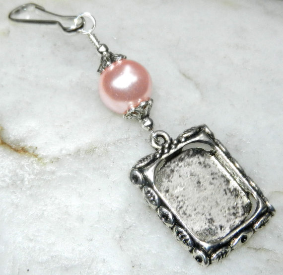 Mariage - Wedding bouquet photo frame charm. Memorial photo charm with pretty pink shell pearl. DIY photo jewelry.