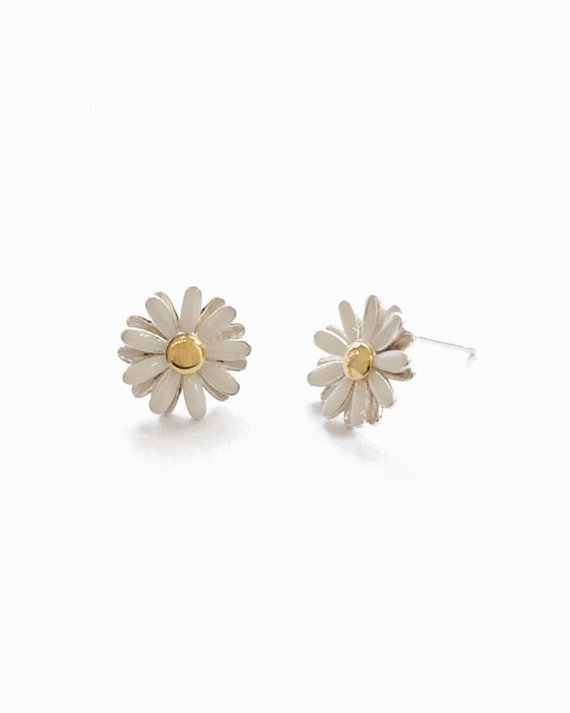 زفاف - White silver daisy flower earrings,daisy jewelry,sterlingsilver,white,flower charm,bridesmaids gift,flower stud,daisy,holiday gift,gift idea