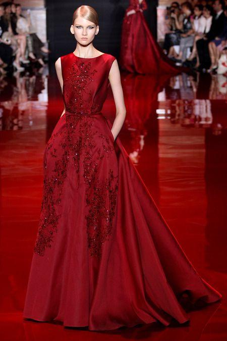 زفاف - Taylor Swift Goes All Out In Huge Scarlet Gown At The CMAs