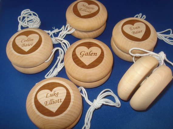Hochzeit - 10 Personalized Yoyos - Great party favor for a child's birthday party. Also great for wedding favors for children.