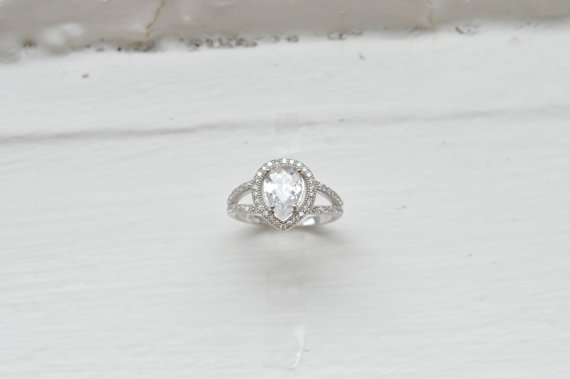Mariage - Pear Shaped Engagement Ring - Tear Drop Solitaire - Dainty Split Shank Band - Cubic Zirconia Promise Ring - Halo Engagement Ring