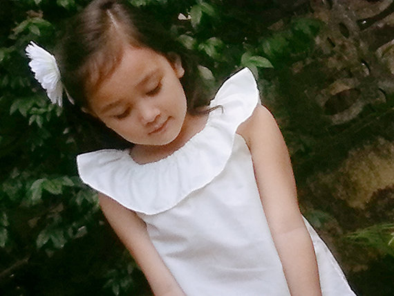 Mariage - Flower Girl dress, White girl dress, Ivory girl dress, Rustic flower girl dress, Girl Country Dress, Simple girl dress, coming home outfit.