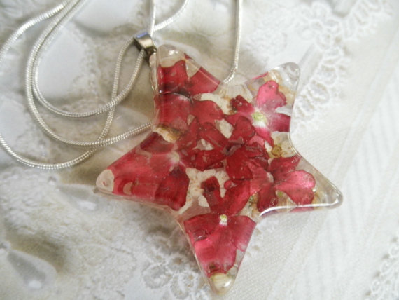 زفاف - Vivid Red Verbena and Ivory Bridal Veil Pressed Flower Transparent Large Star Resin Pendant-Nature's Wearable Art-For The Star in Your Life