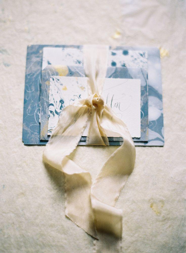 Hochzeit - Make These Pretty DIY Marbled Place Cards For Your Next Party