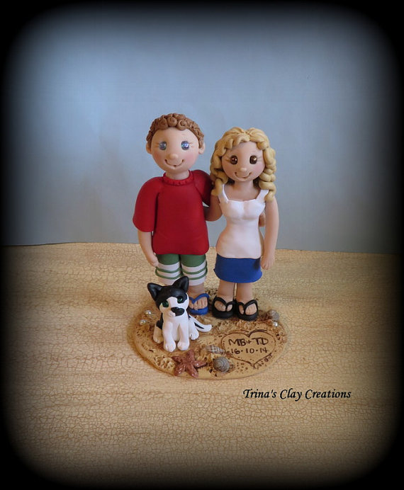 Свадьба - Wedding Cake Topper, Custom Cake Topper, Bride and Groom with Pet, Personalized, Casual, Polymer Clay Wedding or Anniversary Keepsake