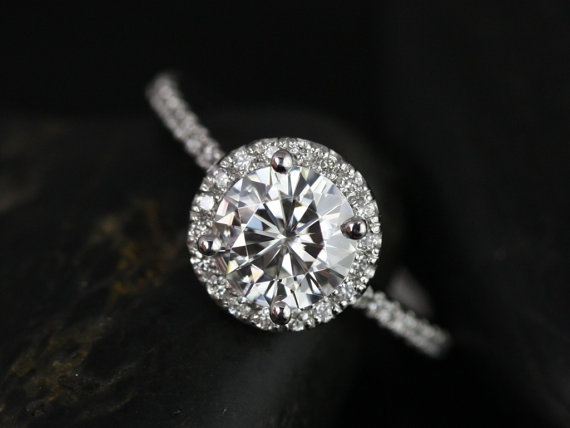 زفاف - Kimberly 6.5mm Platinum Round FB Moissanite and Diamonds Halo Engagement Ring (Other metals and stone options available)