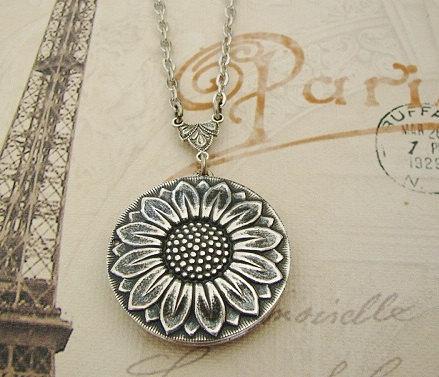Mariage - Silver Medium Sunflower Locket Necklace Wedding Bride Bridesmaid Wife Christmas Mother Daughter Sister Friend Birthday Photo Picture- Cami