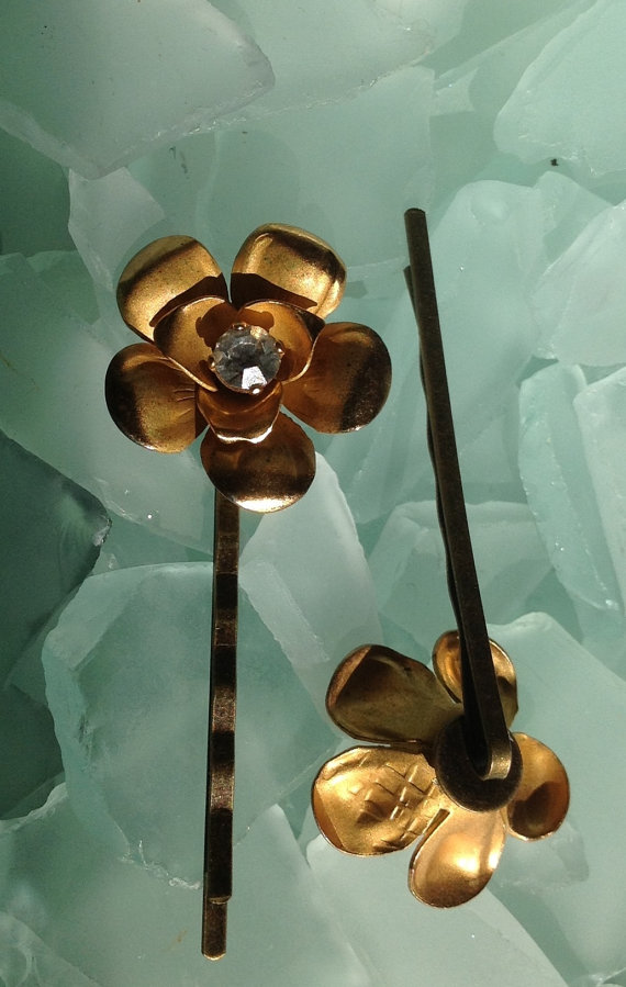 Mariage - CAVIAR DREAMS Vintage Rustic Gold Tone Rhinestone Flower Hair Bobby Pins Matching Pair - Etsy andersonhs