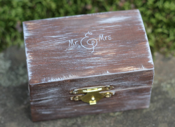 Свадьба - Wedding Ring Pillow Box, Wedding Ring Bearer Box, Personalized Mr. & Mrs. Burlap Pillow or Moss