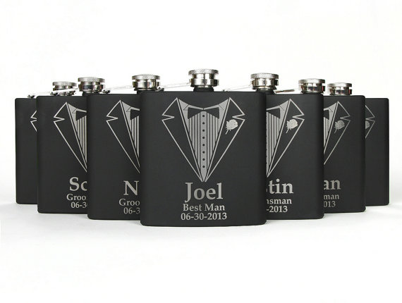 Hochzeit - Personalized Groomsmen Gift, 7 Engraved Flasks, Groomsmen Flasks