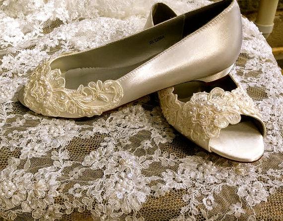 زفاف - Victorian Style Low Heel Bridal Open Toe Pump Custom Beaded Hand Made Pearl Crystal Lace Detail Flat Wedding Shoe Ballet