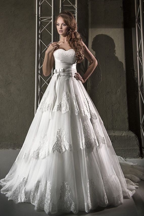 Wedding - Décolleté Wedding Dress.Lace Wedding Dress. Layered Skirt Wedding Dress.Sleeveless Wedding Dress Romantic Wedding Dress.Sexy Wedding Dress