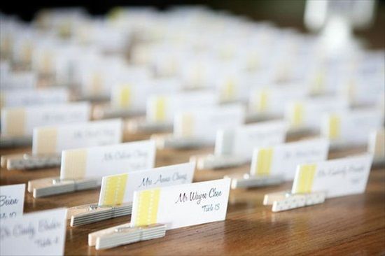 Mariage - Easy Clothespin Placecards Photo: Angela And Evan Photography