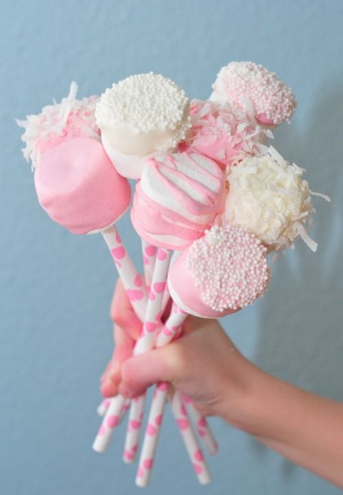 Hochzeit - How To Make Valentine’s Day Marshmallow Pops