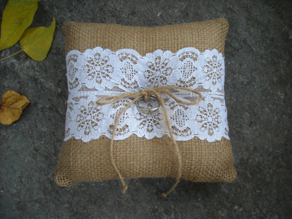 Hochzeit - Burlap ring pillow White cotton lace Ring cushion Woodland / Rustic / Cottage style Weddings
