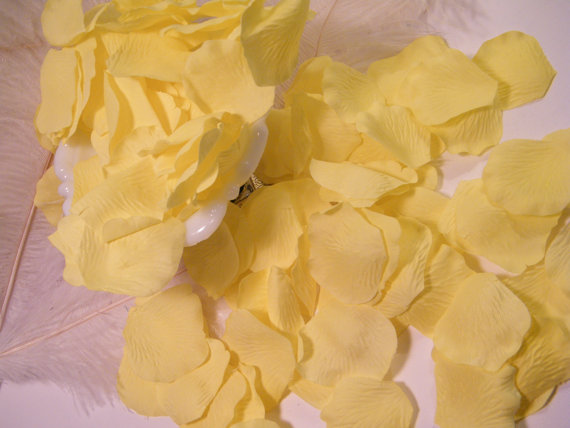 Hochzeit - 200 Rose Petals - Artifical Petals - Yellow - Baby Bridal Shower Wedding Decoration - Romantic - Flower Girl Basket Petals - Table Scatter
