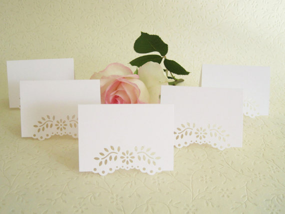 Свадьба - 100 Blank Wedding Placecards - Eyelet Vine/ Lace Tent Place Cards, Escort Card, Free Standing, Rehearsal Dinner, Name Card