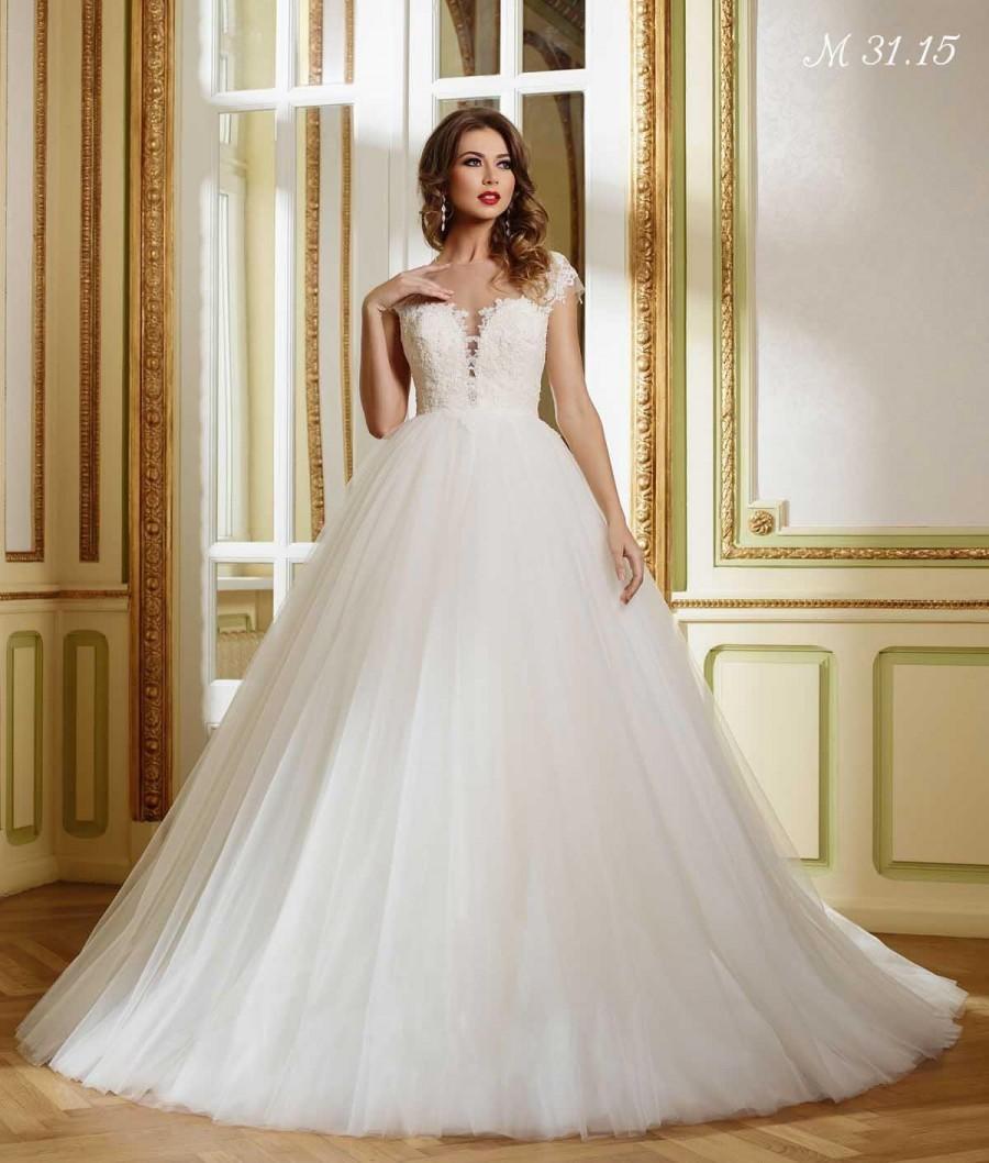 Mariage - 2015 New Sheer Sexy V-Neck Maya Fashion A-Line Spring Wedding Dresses Illusion Backless Tulle Vintage Applique Court Train Bridal Gown Online with $124.61/Piece on Hjklp88's Store 