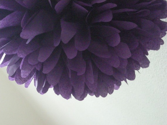 Свадьба - ROYAL PURPLE / 1 tissue paper pom pom / wedding decorations / birthday party poms / purple decorations / diy / aisle marker / pompoms /