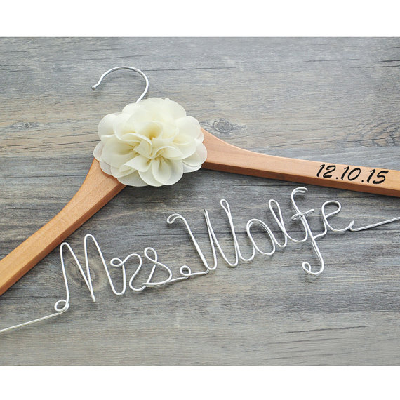 Свадьба - Personalized wedding hanger with date, custom bridal bride bridesmaid name hanger, custom wedding hanger,  personalized wedding dress hanger