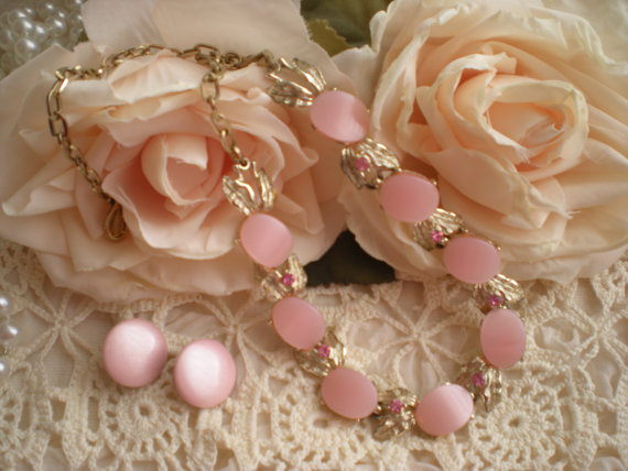 زفاف - Vintage Chic Pink & Goldtone Choker Necklace/ Earring Set From SincerelyRaven On Etsy