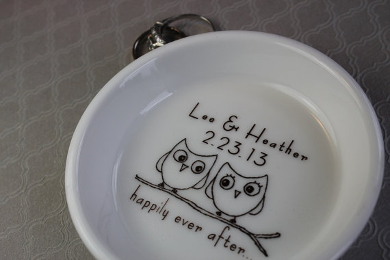 Hochzeit - CUSTOM Ceramic Ring Holder - Owls in Love - you choose the sentiment and color