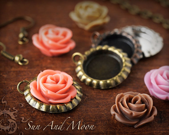 زفاف - NEW ~ 5 Pair DiY Wedding Bouquet Charm Kit or Earrings Kit ~ Mini Flattened Bottle Caps With Rose Flower Cabochons ~ 12mm Bank Bezel