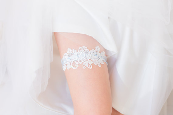 Mariage - Something Blue - Wedding Garter, White Lace, Blue lace band, Bridal Shower Gift, Lingerie