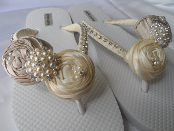 زفاف - Ivory & Champagne Rolled Flowers Bridal Flip Flops / Wedding Satin Flip Flops / Bridal Sandals / Wedding Ivory Shoes / Bridesmaids Shoes