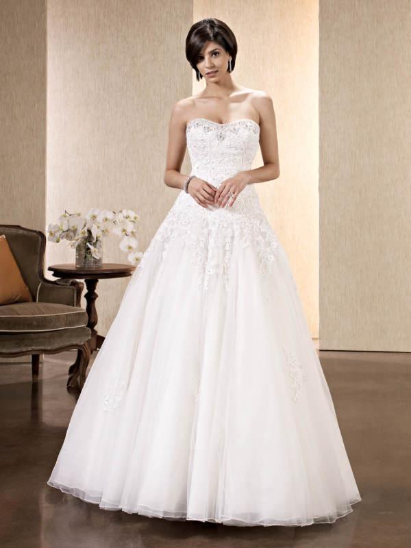 Mariage - 2015 New Arrival Strapless A Line Wedding Dresses Organza Vestido De Novia Lace Applique Sweep Train Bridal Dress Gown Ball Custom Made HOT Online with $112.08/Piece on Hjklp88's Store 