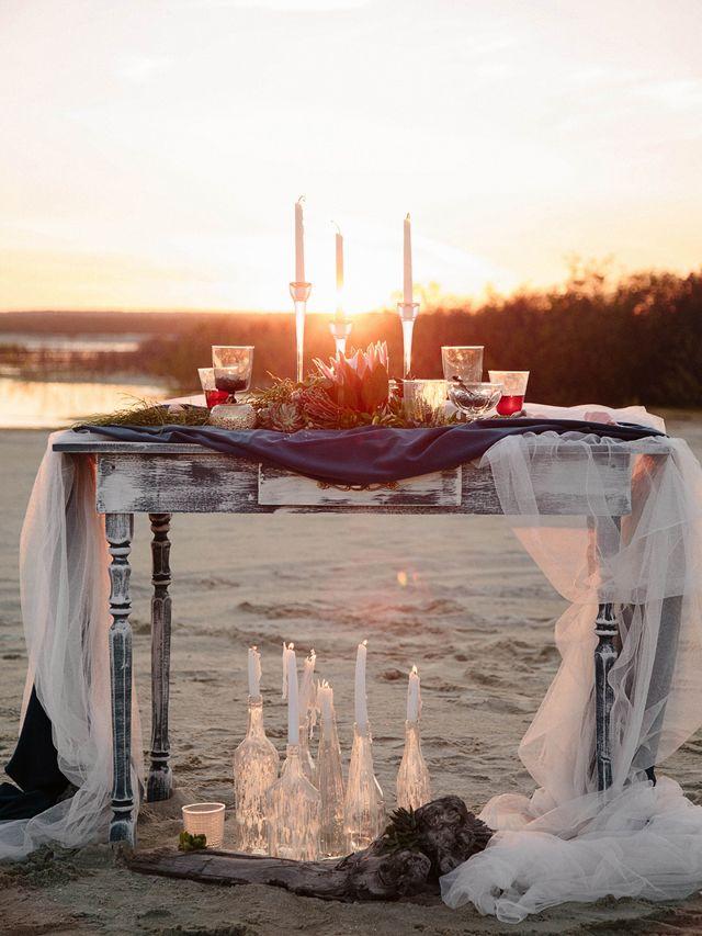 Hochzeit - Airy Sunset Elopement With Nautical Notes