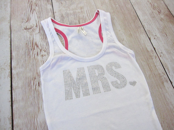 Mariage - Mrs. Tank Top. Bride Shirt. Custom Rhinestone Shirts. Wifey Shirt. Mrs. Shirt. Bachelorette Party Shirts. Bridesmaid Shirt. Bride Gift