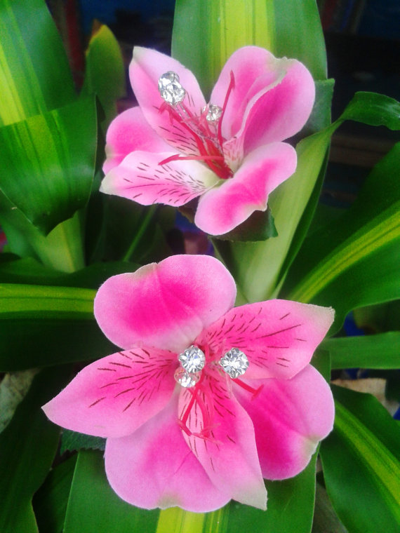 Свадьба - BRIDAL HAIR FLOWERS - Pair of Tropical Pink Lilies, Hair clip, Crystals, Silk Flowers, Wedding Accessory, Flower Headpiece, Beach Wedding