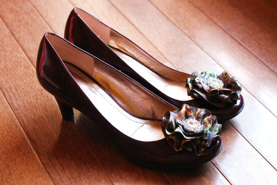 Hochzeit - 2 New Mossy Oak Break Up Camo Bling Flower Shoe Clips